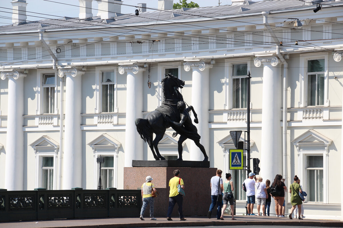 Аничков мост, кони Клодта - юноша, берущий коня за уздцы