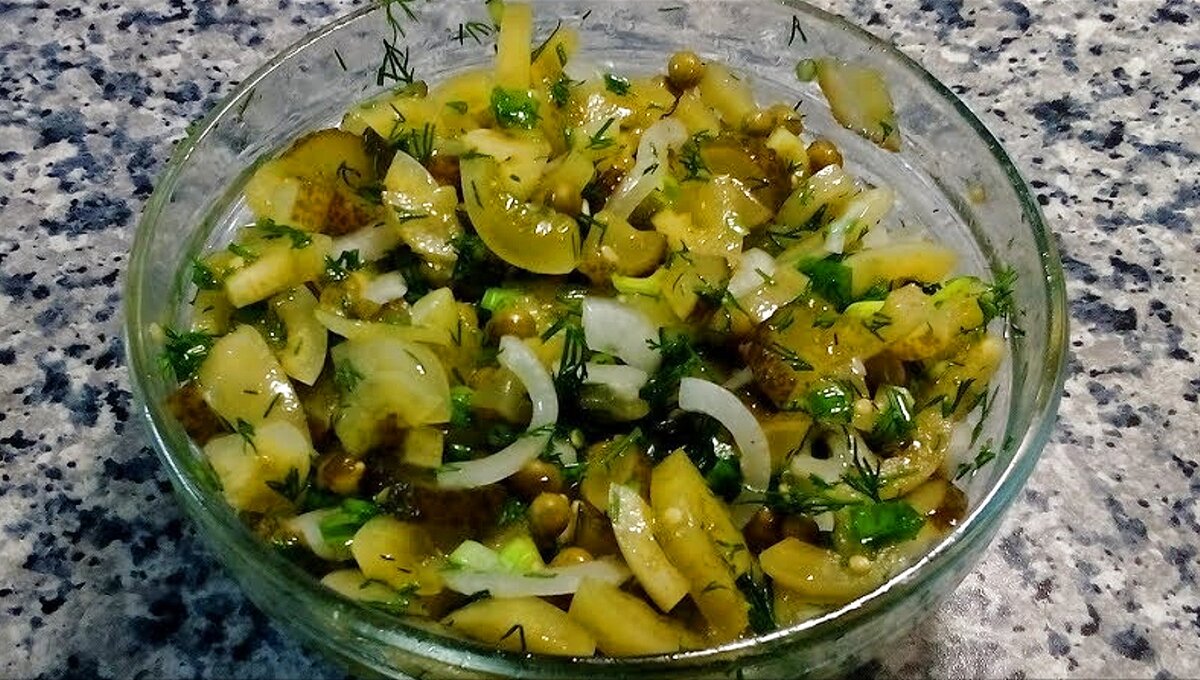 Ингредиенты: соленые помидоры
соленые огурцы
горошек консервированный
лук репчатый
зелень
соль
масло растительное