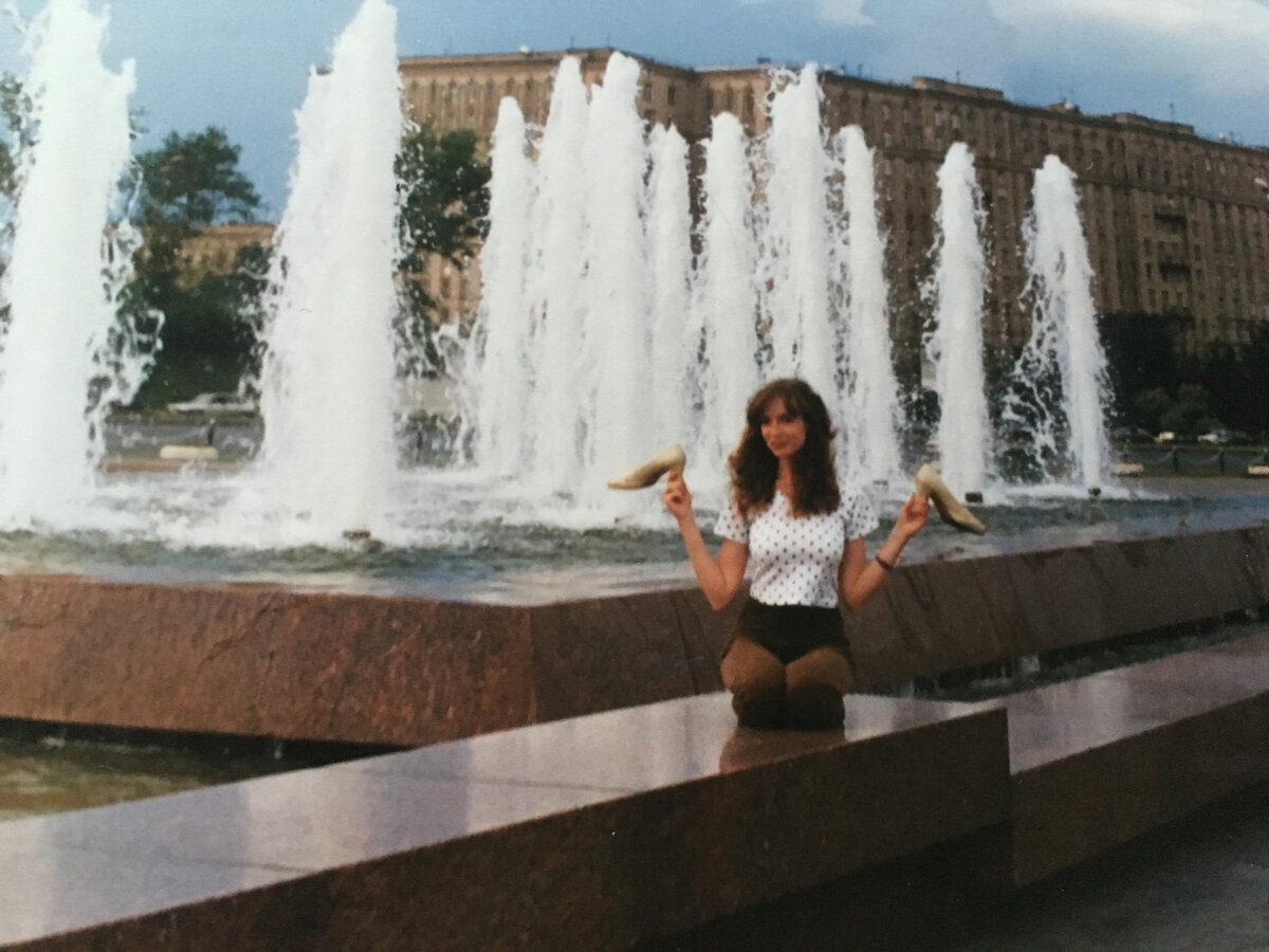 И опять автор поста нарушает: так приятно посидеть в жару на холодных плитах у фонтана... но нельзя!