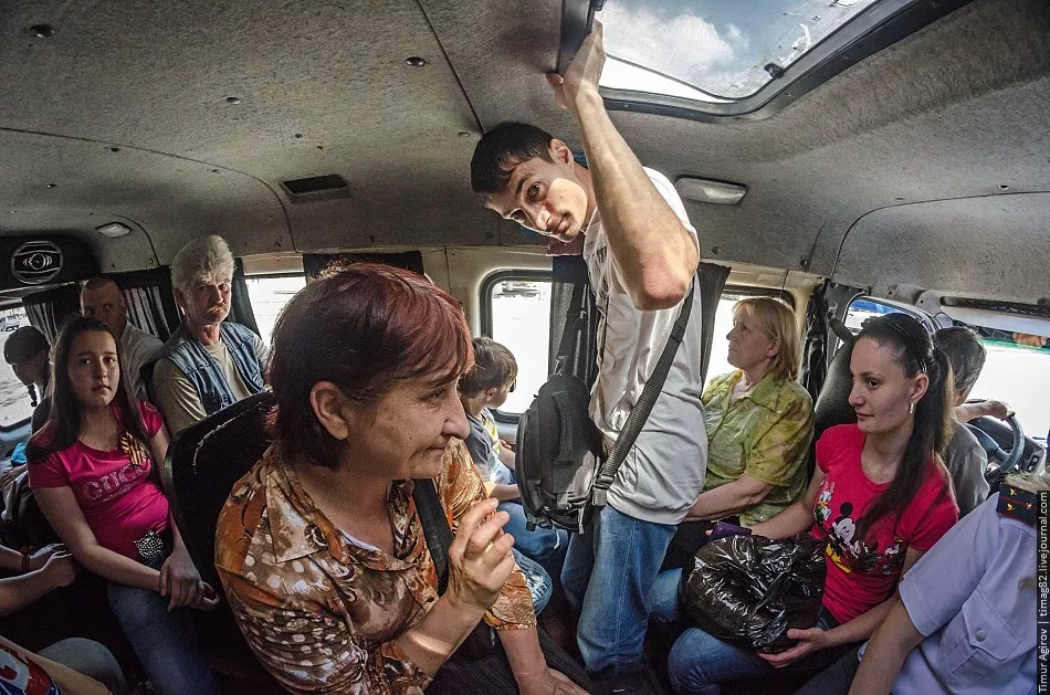 В 1 день автобус. Маршрутка. Сел в маршрутку стою. Народ в маршрутке. Люди в маршрутке.