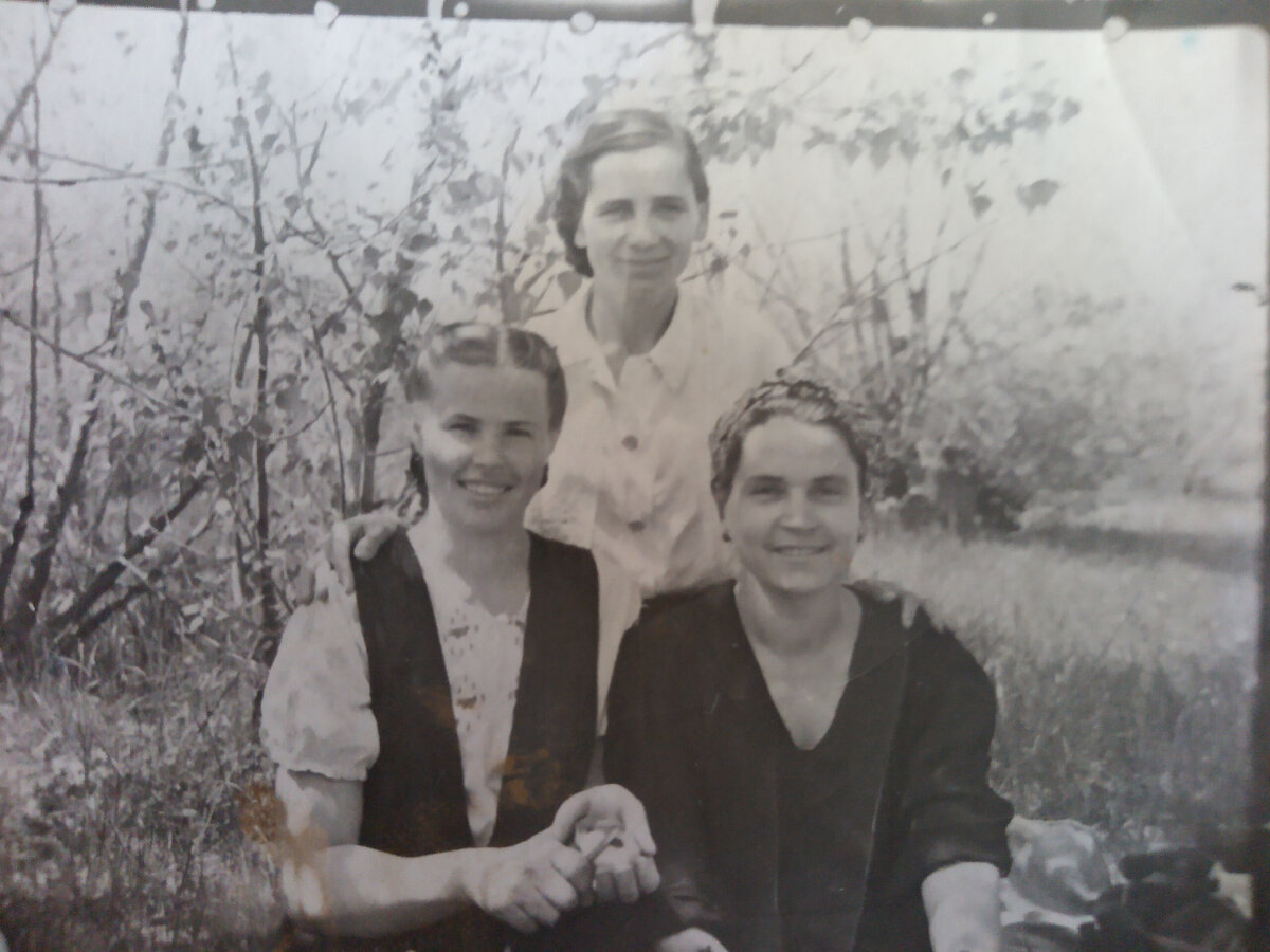 История нашей семьи. Моя бабушка Фролова Евдокия Дмитриевна (слева)