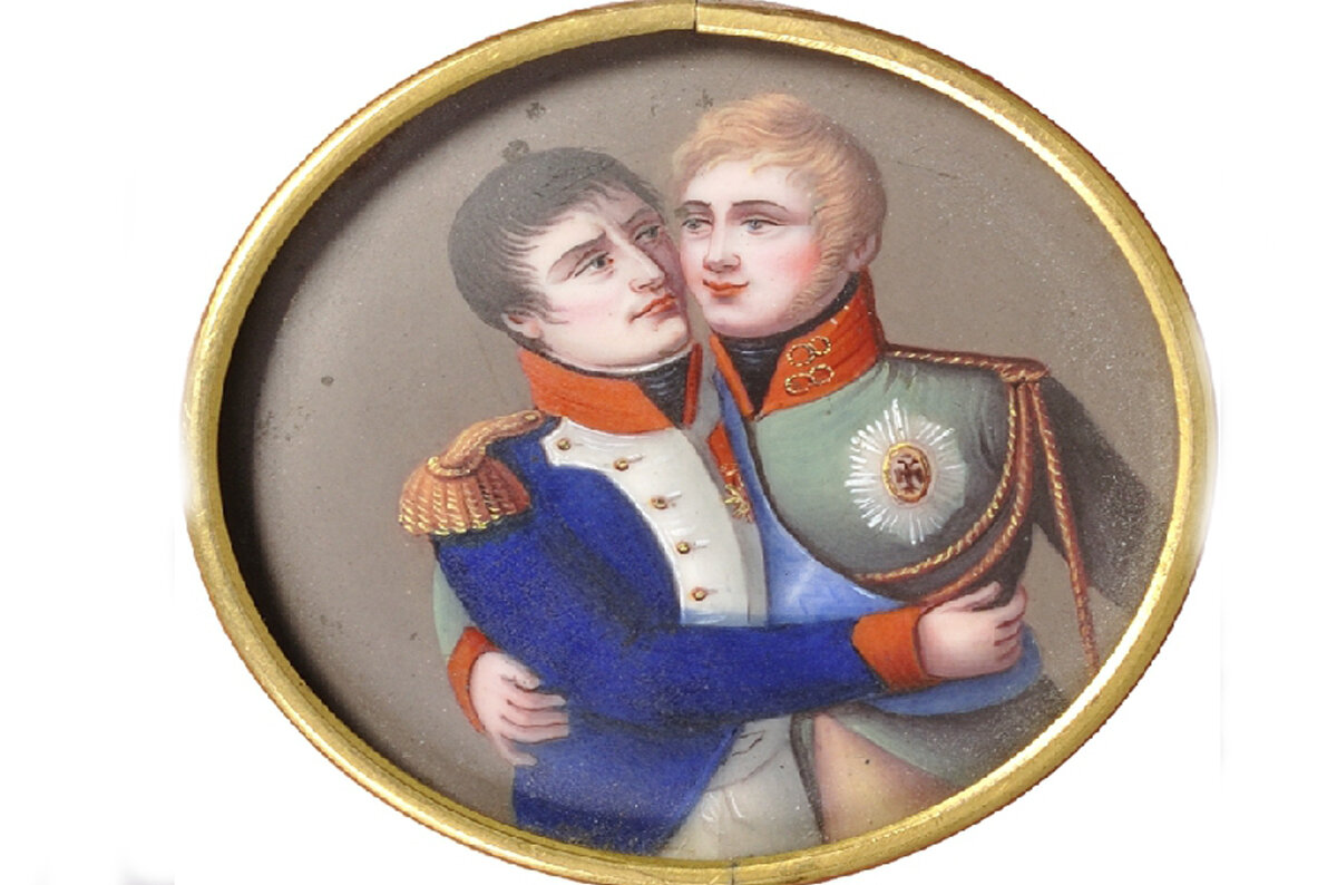 Медальон, на котором изображены Наполеон Бонапарт и Александр I во время заключения "Тильзитского мира".