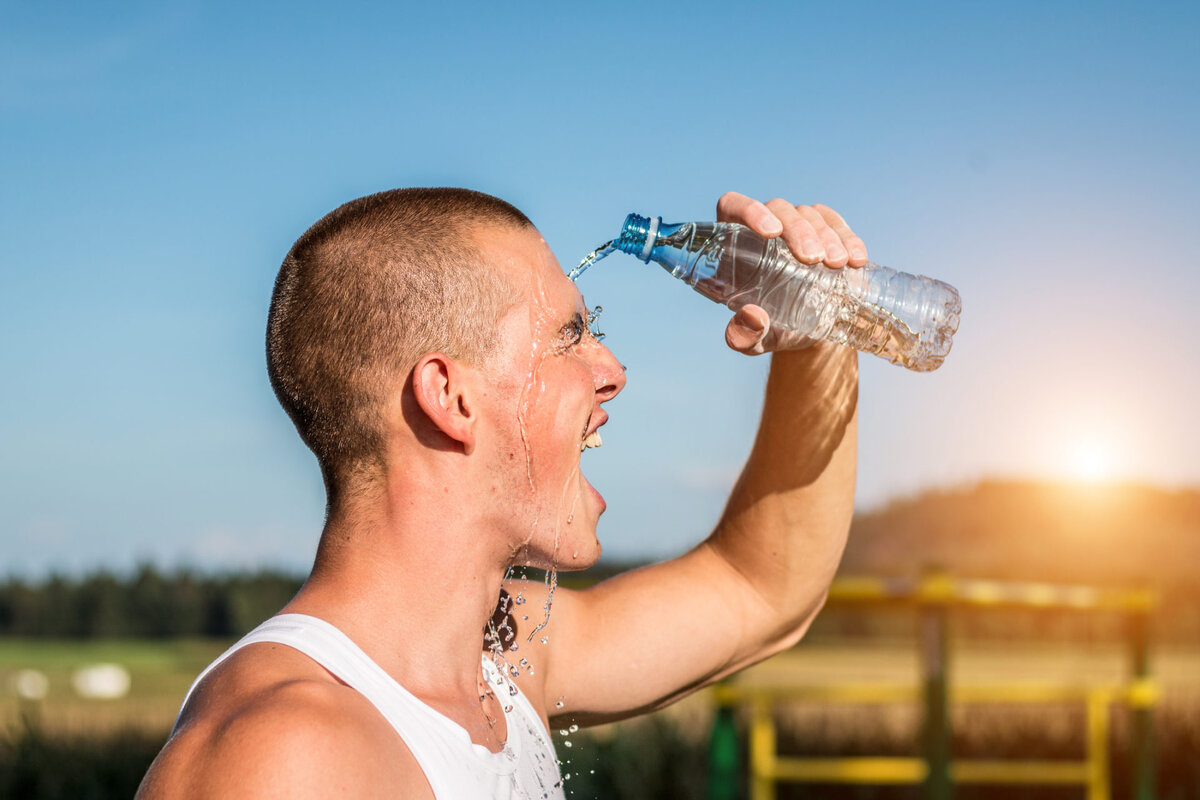 Спортсмен пьет воду