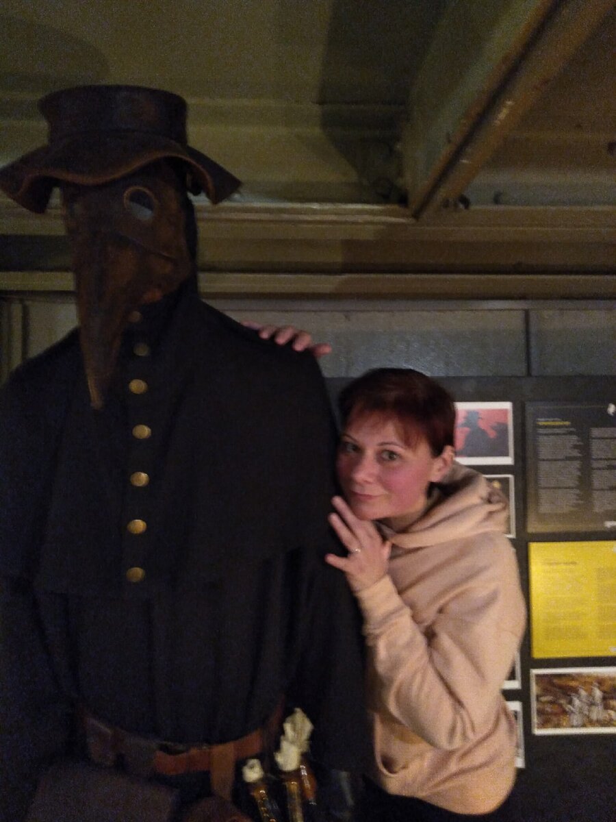 Чумной доктор уже давно сделал своё дело, но никак не хочет уходить...