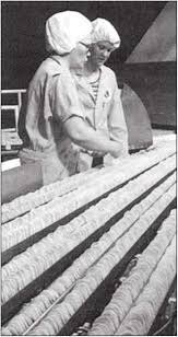 Производство новых картофельных чипсов принглс.