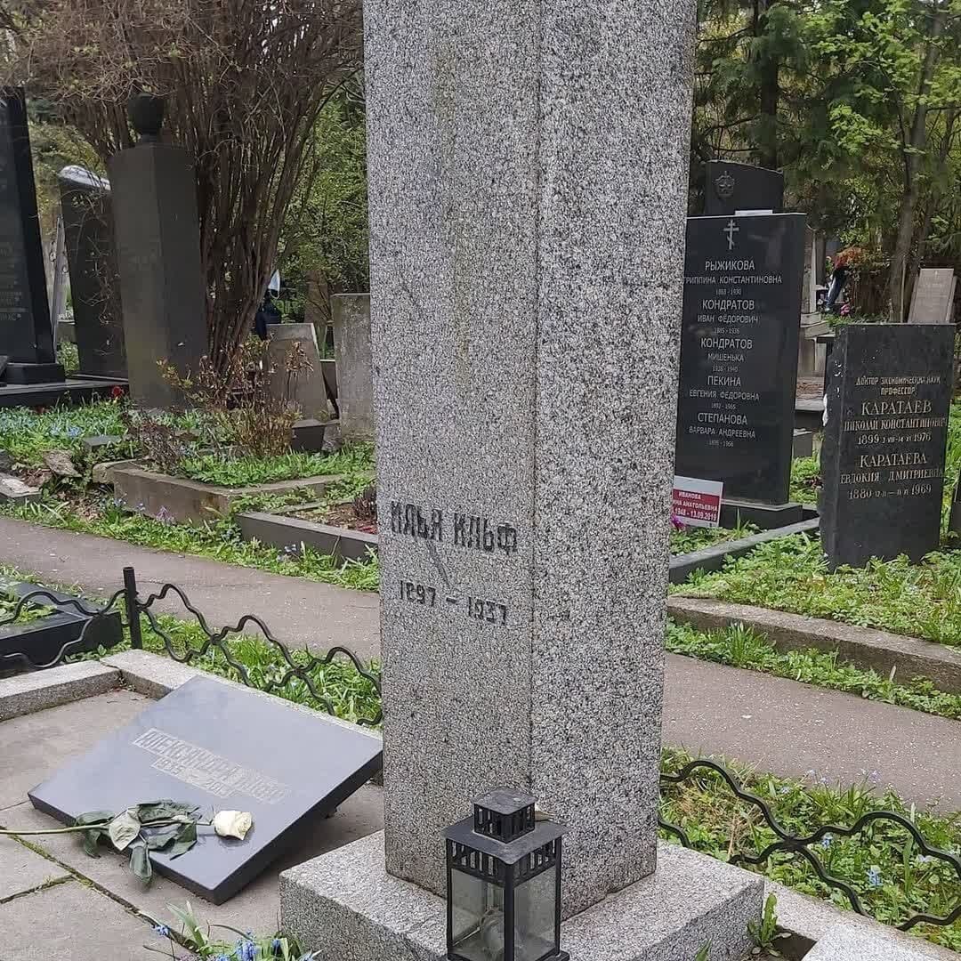 Кладбище в ереване фото. Испанский писатель могила саул. Испанский писатель могила саул. Могила эдгара по. Могила эдгара по.