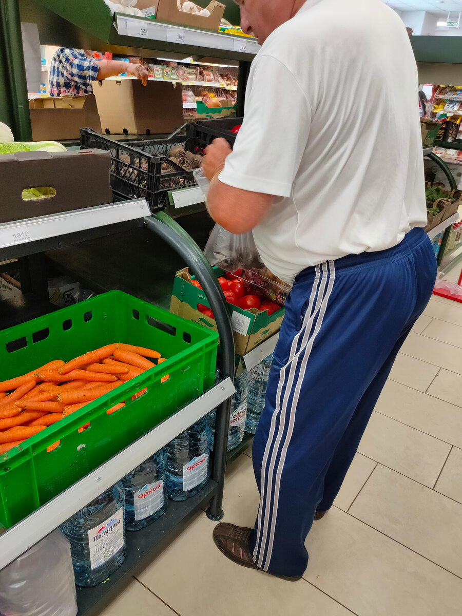 Мужчина поставил корзину на помидоры.