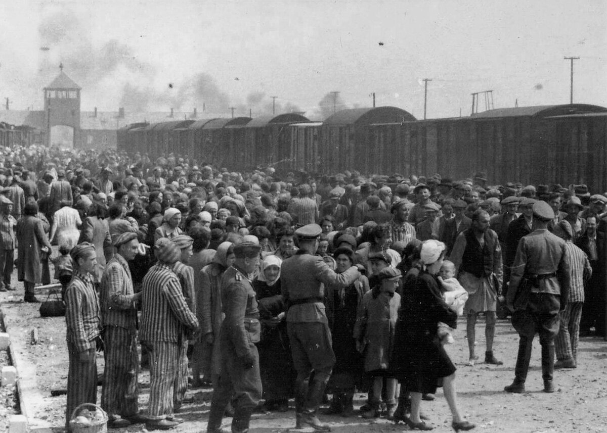 Acesta este probabil cel mai faimos lagăr al morții din Auschwitz-Birkenau, al cărui nume sună mai des ca Auschwitz - după numele original polonez al orașului în apropierea căruia se afla lagărul.-50