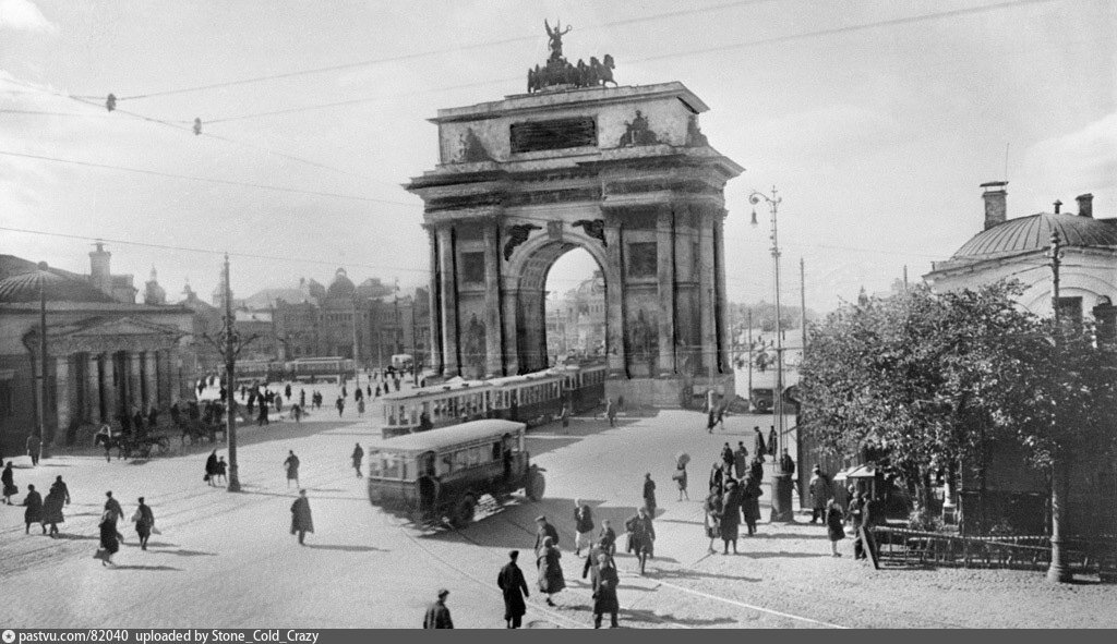 360 лет назад. Триумфальная арка у белорусского вокзала 1934. Триумфальная арка Тверская застава на площади. Триумфальные ворота у белорусского вокзала. Триумфальная арка 1812 года в Москве.