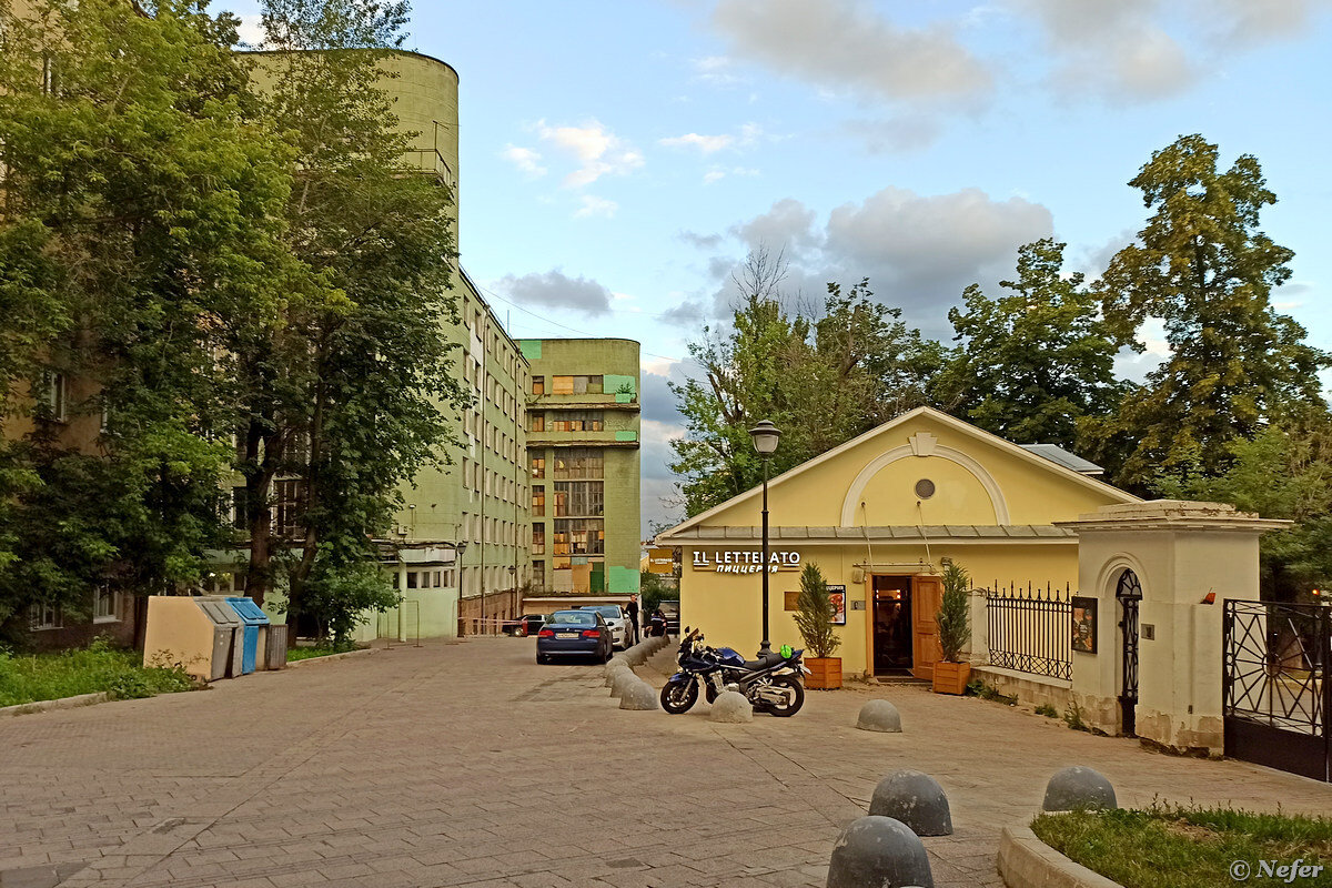 Полузаброшенное общежитие в самом центре Москвы | Маньяк-путешественник |  Дзен