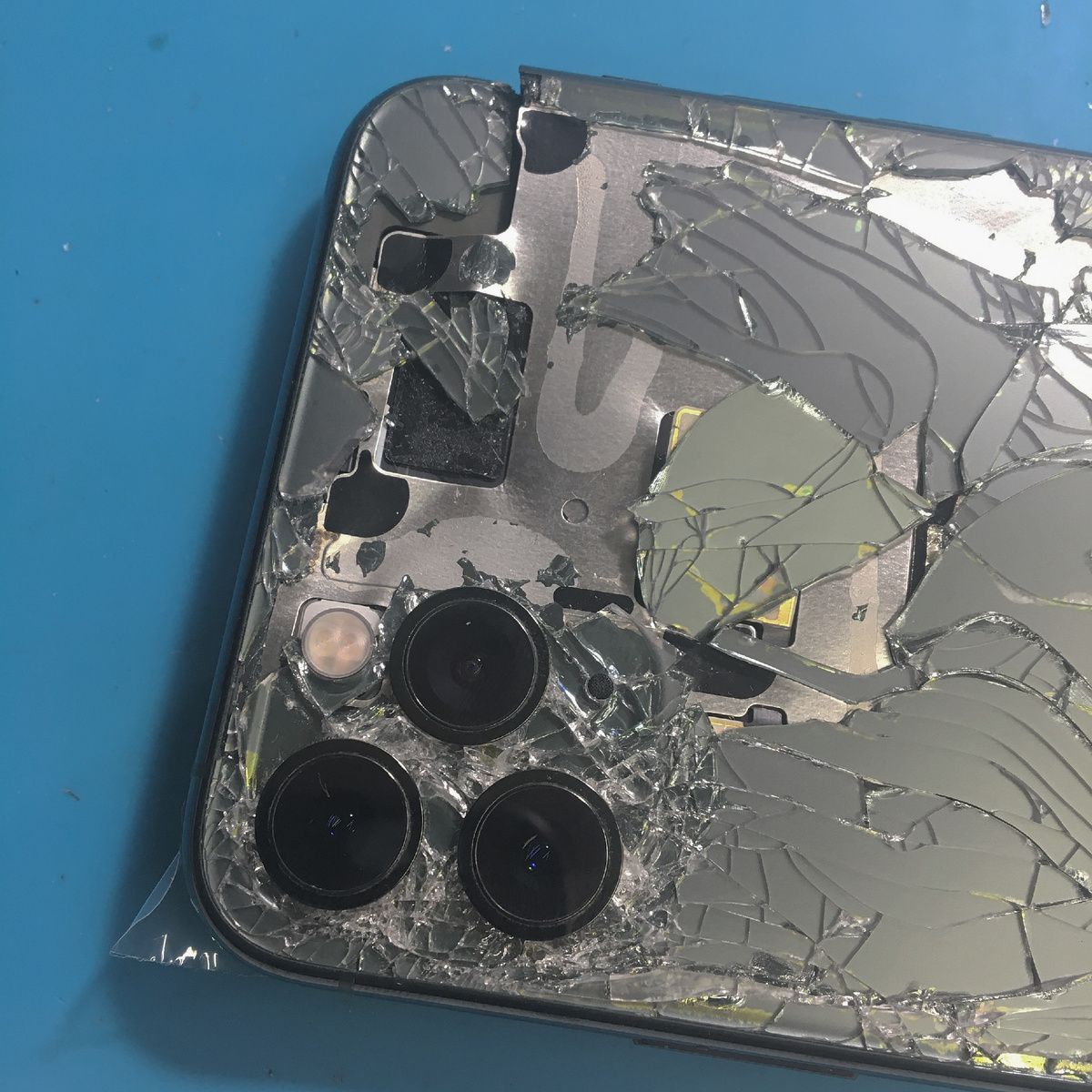 iPhone 11 Pro Max после встречи с кафельным полом