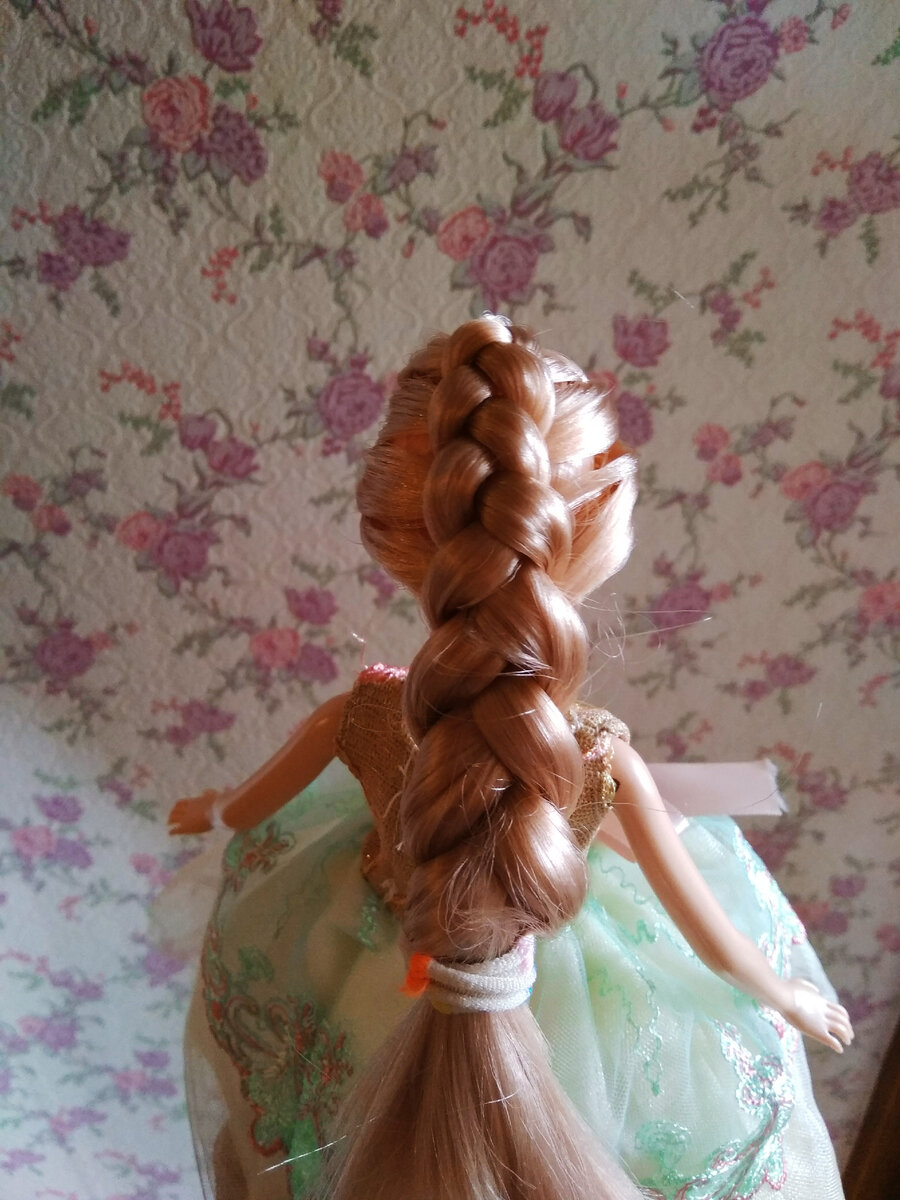 Волосы у Эмили очень прекрасные, правда на затылке она лысая,поэтому было решено заплести ей такую косу