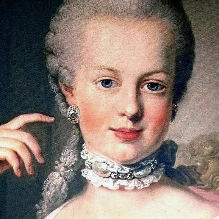 Мария-Антуанетиа слыла красавицей. Но вот в уме далека была до идеала. 