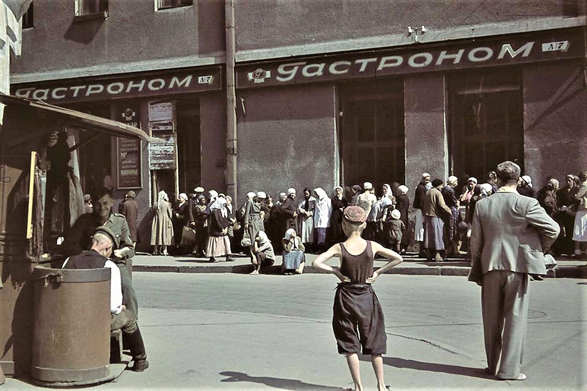 Магазины работали, но в них мало что можно было купить украинцам. Немцам с их марками было дешево, а украинские деньги были обесценены