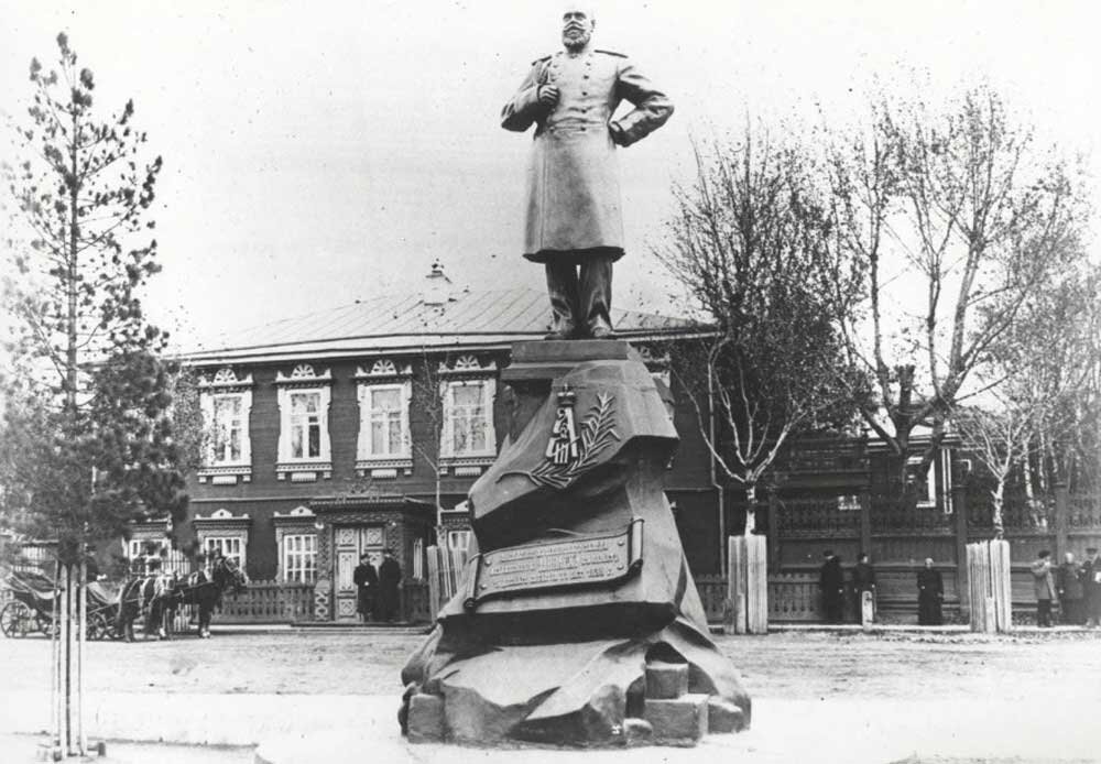 Памятник императору Александру III