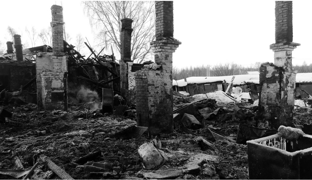 Сломались жизни людей, словно этот дом. Только все они продолжат свое существование как эти руины, оставленные от сгоревшего дома