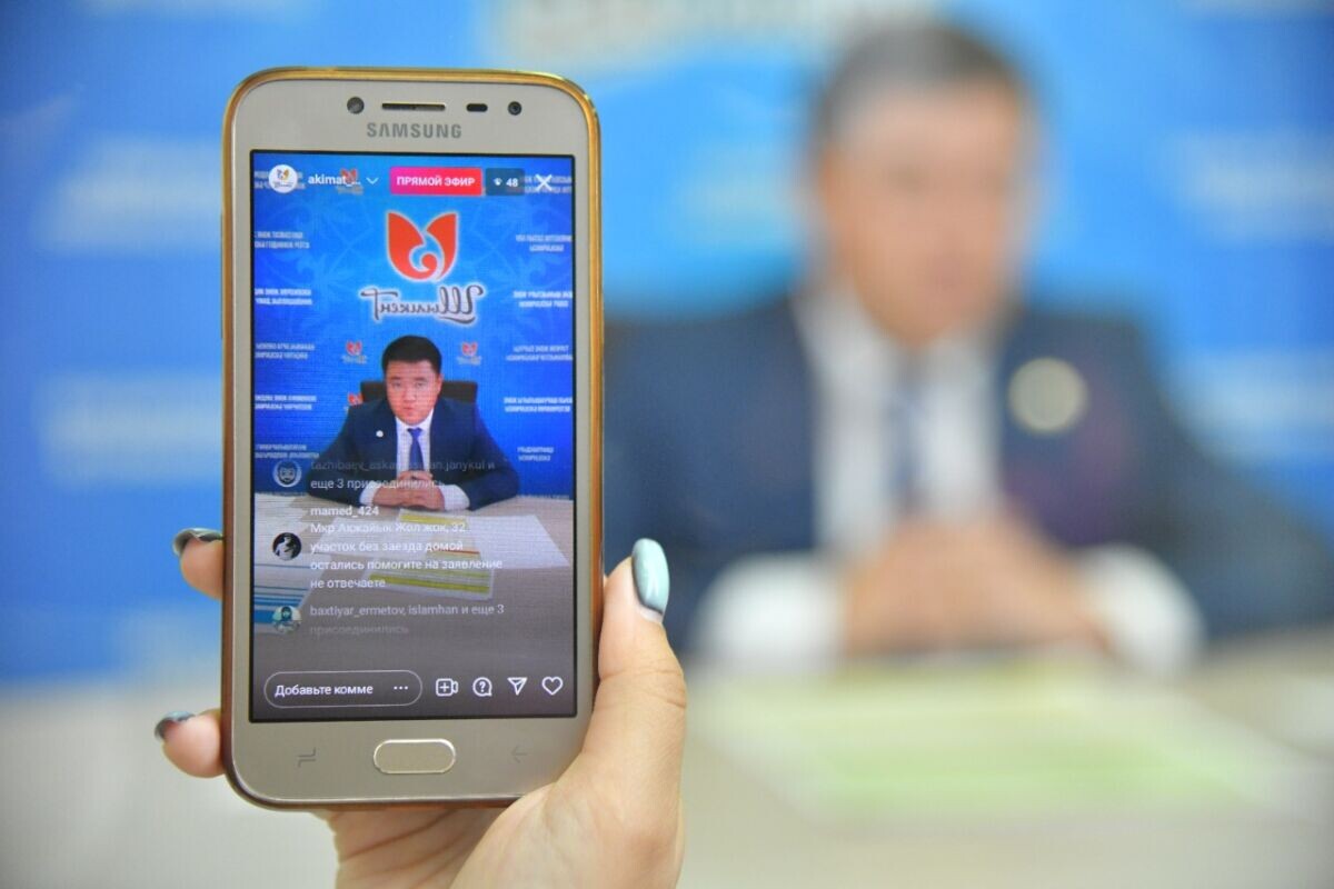 В ходе трансляции Ержан Жолдасов рассказал о маршрутах 3-х автобусов, работа которых налажена сегодня.