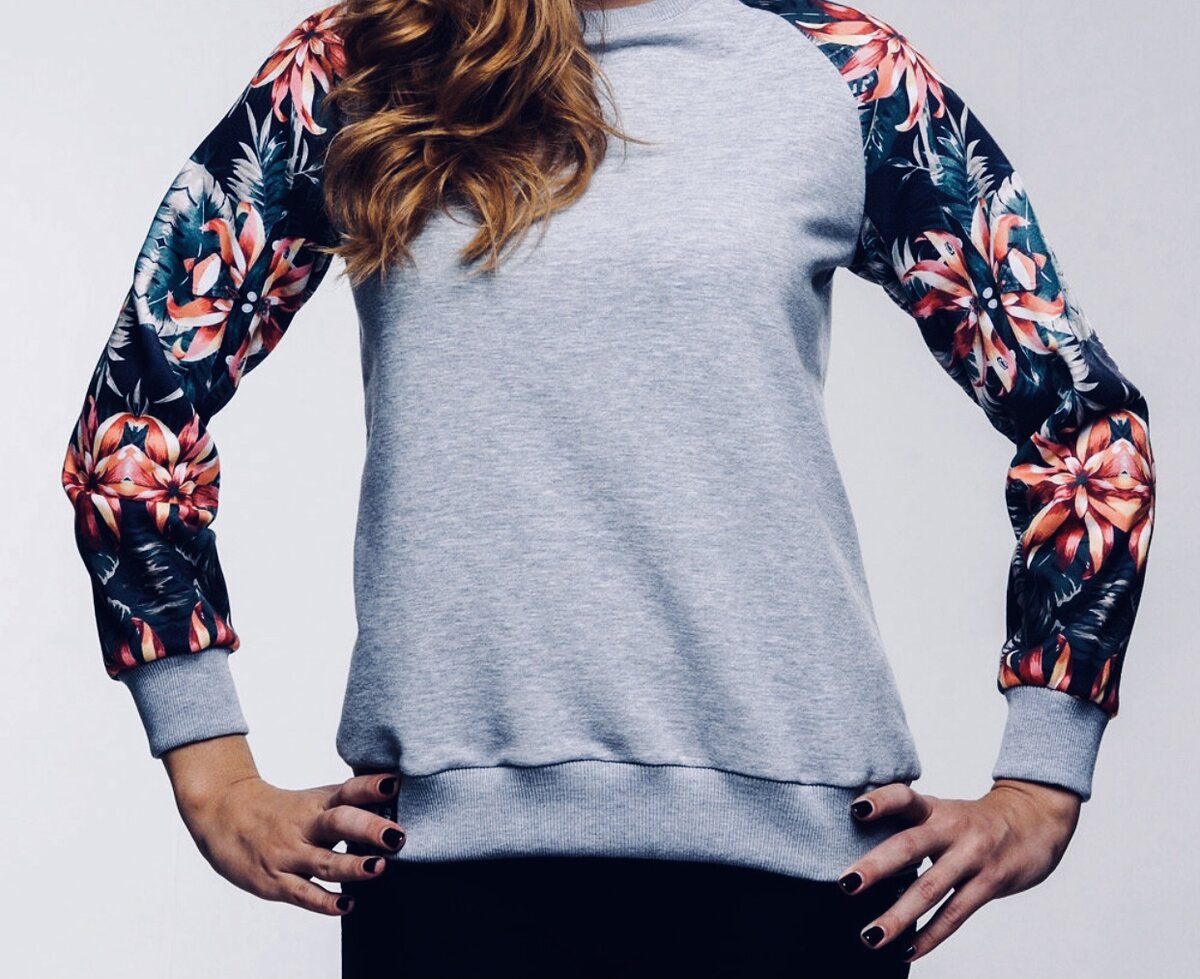 Даже для фотографии приходиться держать низ кофты.