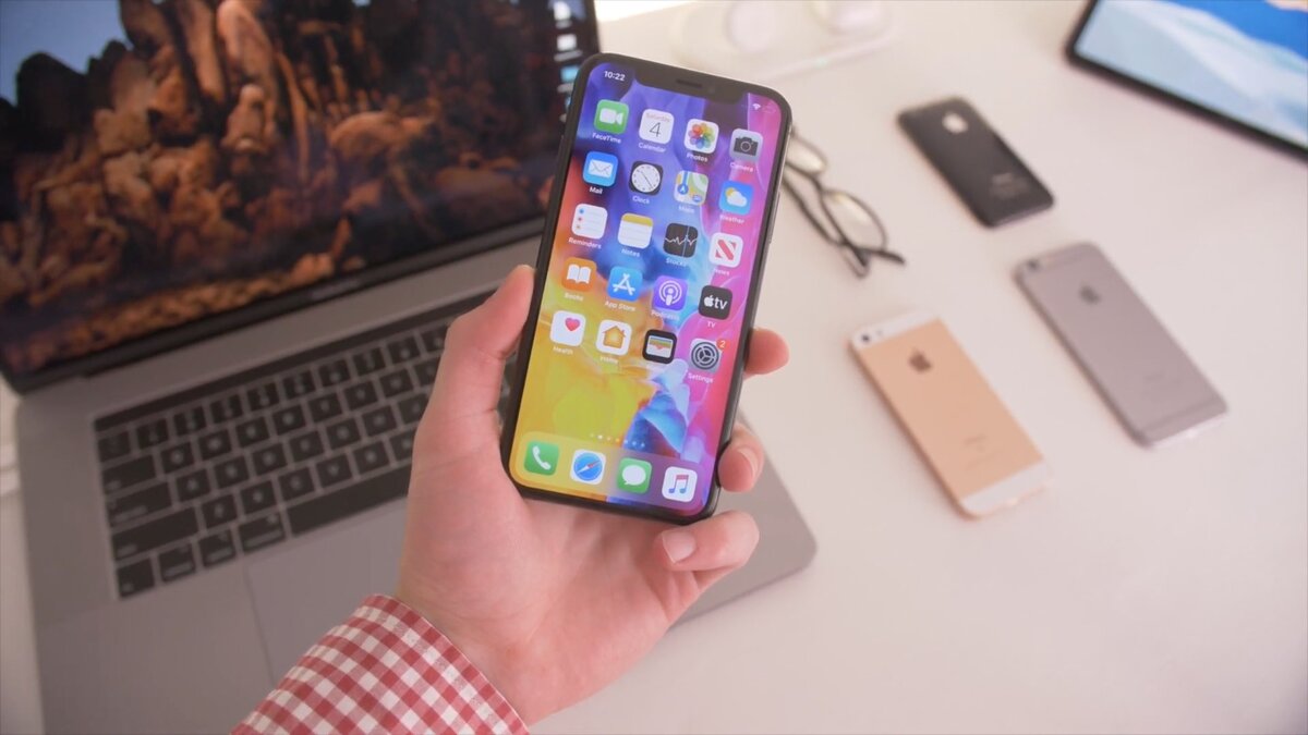 https://media.idownloadblog.com/wp-content/uploads/2020/04/iPhone-XS-in-hand-003.jpg