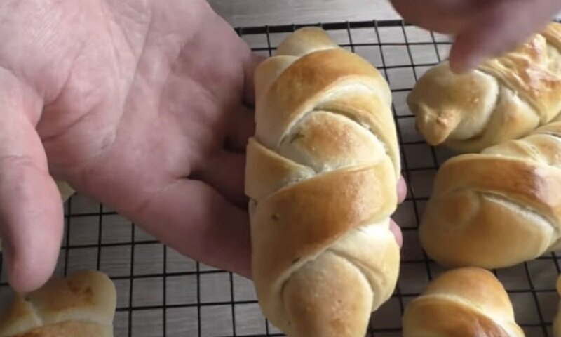 Ароматные и вкусные плетенки с чесноком и сыром на замену привычному хлебу 