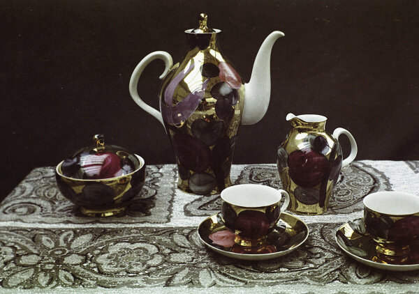 Владимир Яснецов (роспись). Алексей Гузанов (форма «Лира»). Сервиз «Вечерний». Дулёво. РИА Новости. Фото № 2833983. Источник: visualrian.ru