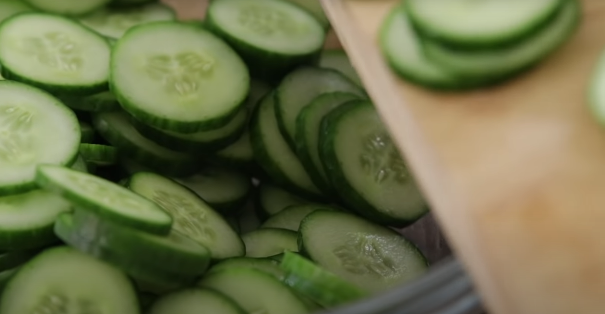 нарежьте огурцы ломтиками