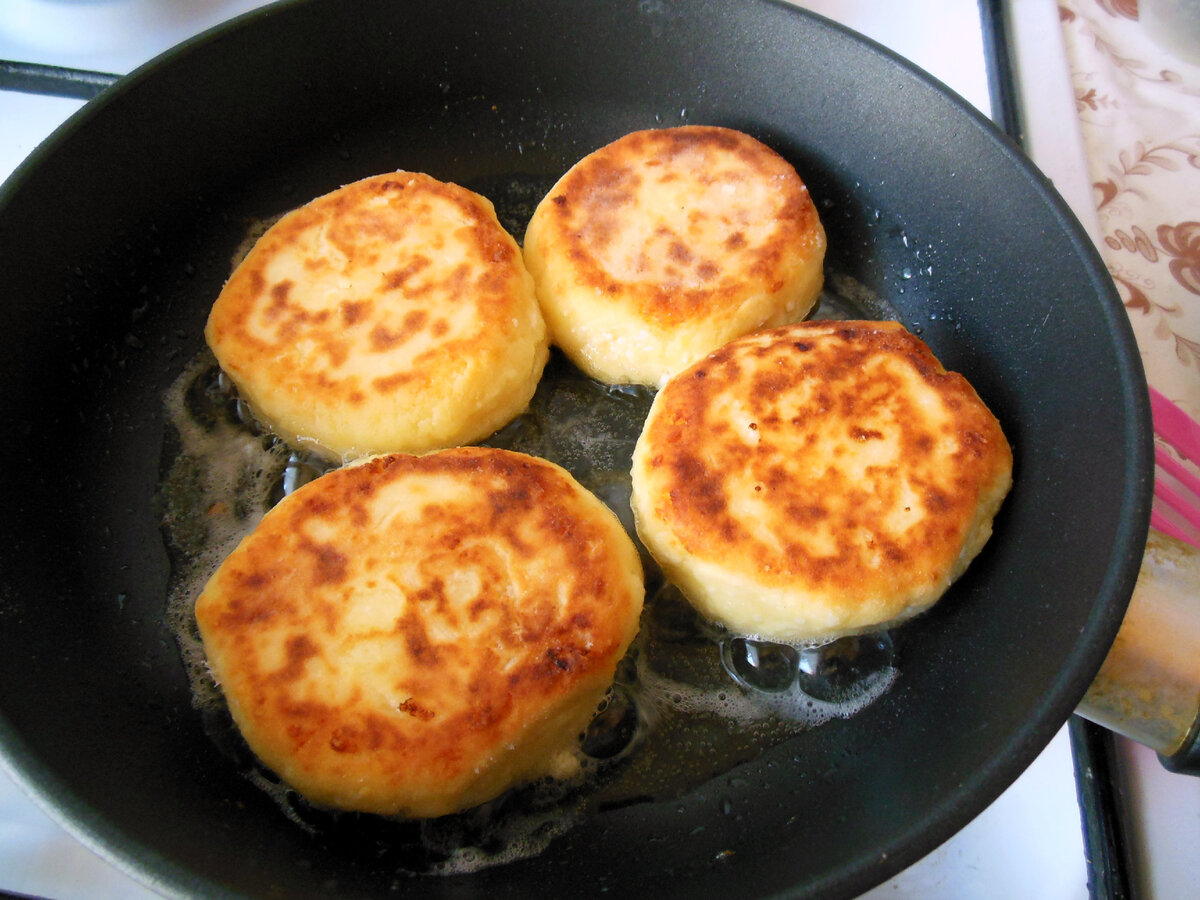 Готовлю для сына наши любимые сырники ( фото автора)