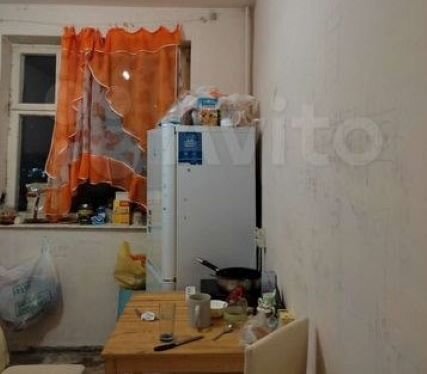 На кухне имеются холодильник и электрический чайник.