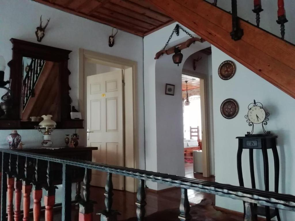 Открытая дверь в нише справа - это вход в нашу комнату в отеле в Айвалыке. Фото автора.