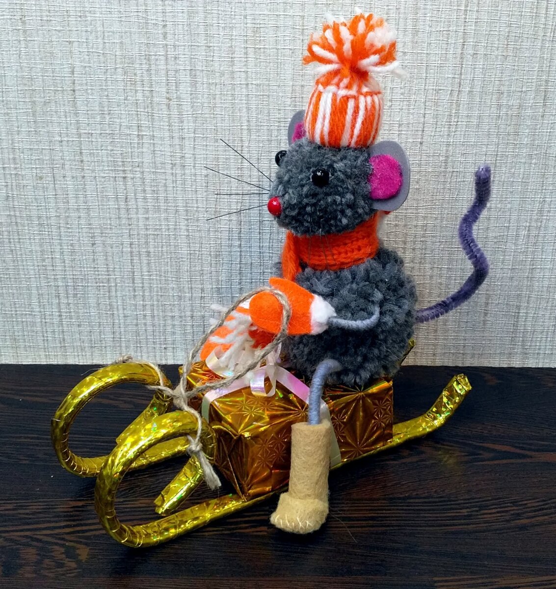 Мышь из помпонов на санках. Фото автора.