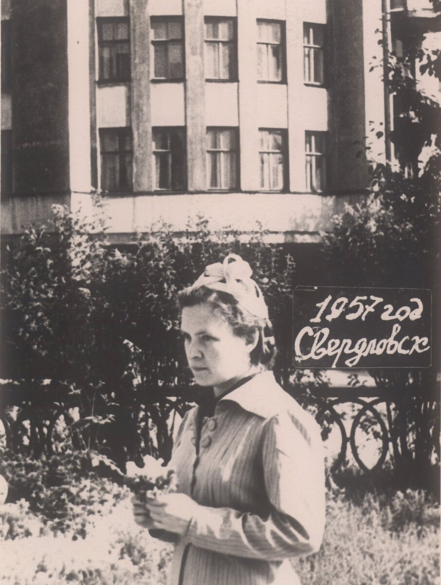 Мама на бульваре по ул. Ленина на фоне гостиницы Исеть (думаю, что это именно это здание)
