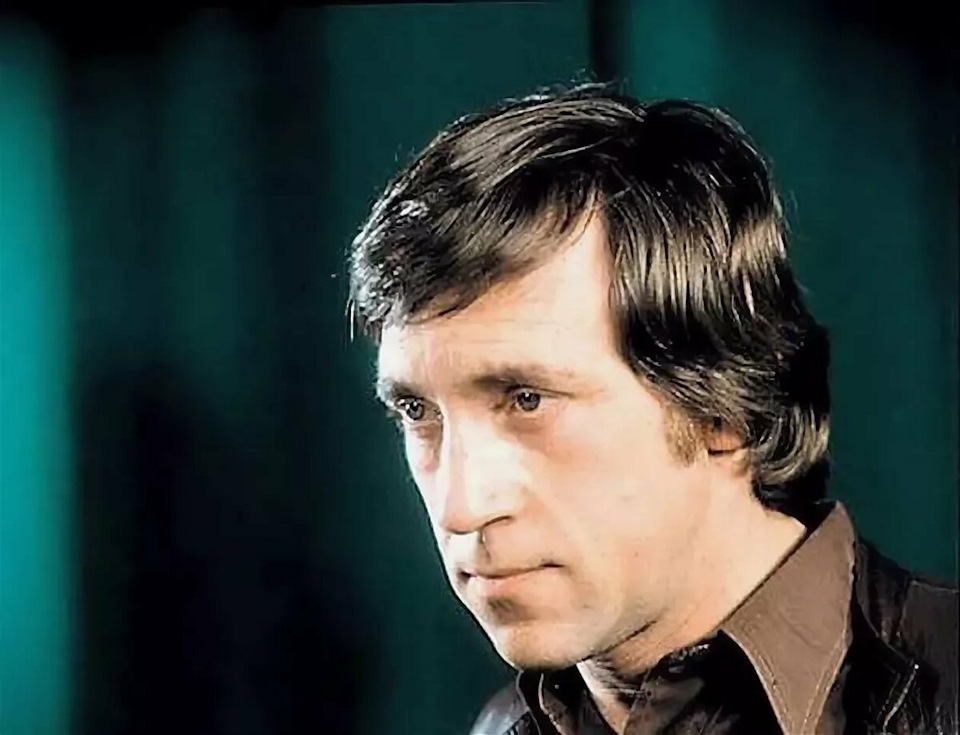 Владимир Семёнович Высоцкий (25 января 1938, Москва — 25 июля 1980, там же) — советский поэт, актёр театра и кино, автор-исполнитель песен; автор прозаических произведений и сценариев. Лауреат Государственной премии СССР ("за создание образа Жеглова в телевизионном художественном фильме „Место встречи изменить нельзя“ и авторское исполнение песен", 1987, посмертно)