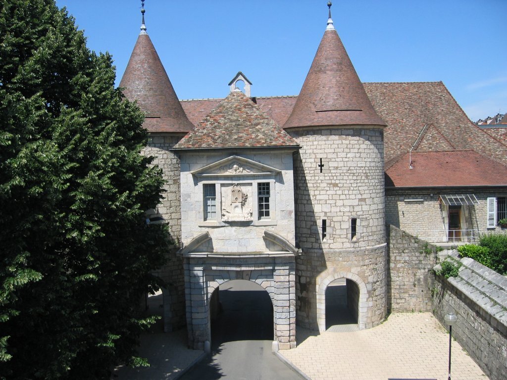 Франш-Конте́ — историческая область и бывший регион Франции, объединявший четыре департамента — Ду, Юра́, Верхнюю Сону и Территорию Бельфор. С 1 января 2016 года, когда вступила в силу территориальная реформа, является частью региона Бургундия — Франш-Конте. Площадь — 16 202 км², что составляет примерно 3 % территории Франции. Двумя крупнейшими городскими агломерациями региона являются административный центр, город Безансон, и экономический центр Бельфор-Монбельяр - Википедия