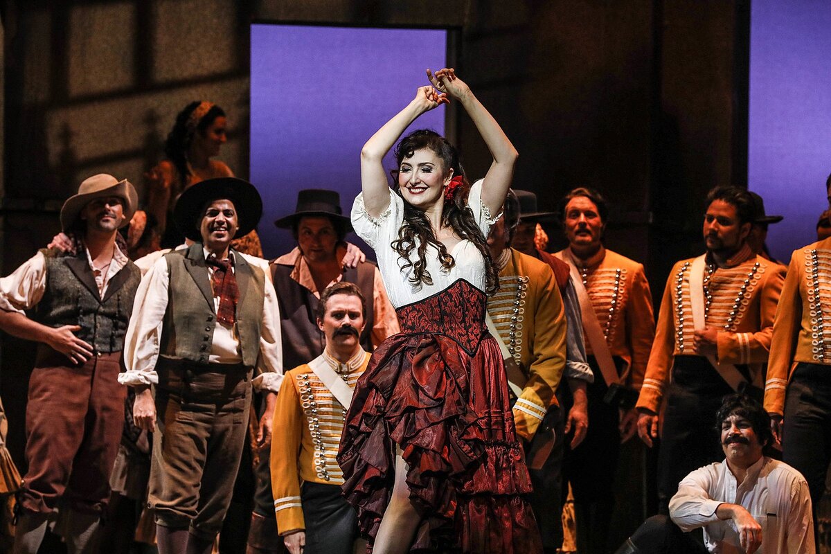 Сцена из современной постановки оперы «Кармен» © Florida Grand Opera, CC BY 2.0, Wikimedia Commons