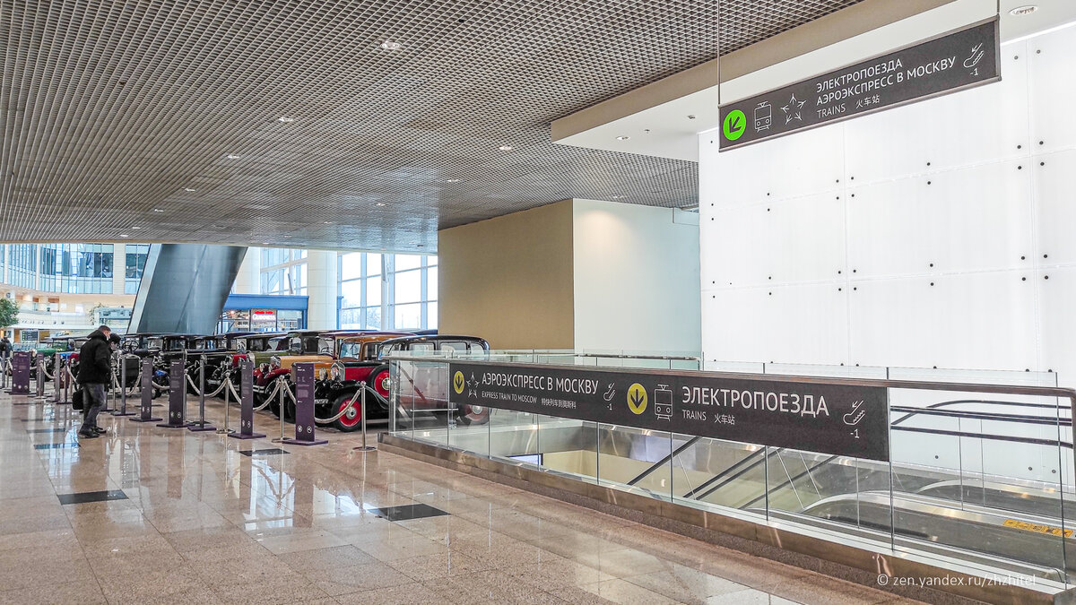 Спуск к электропоездам находится около выставки ретро-автомобилей