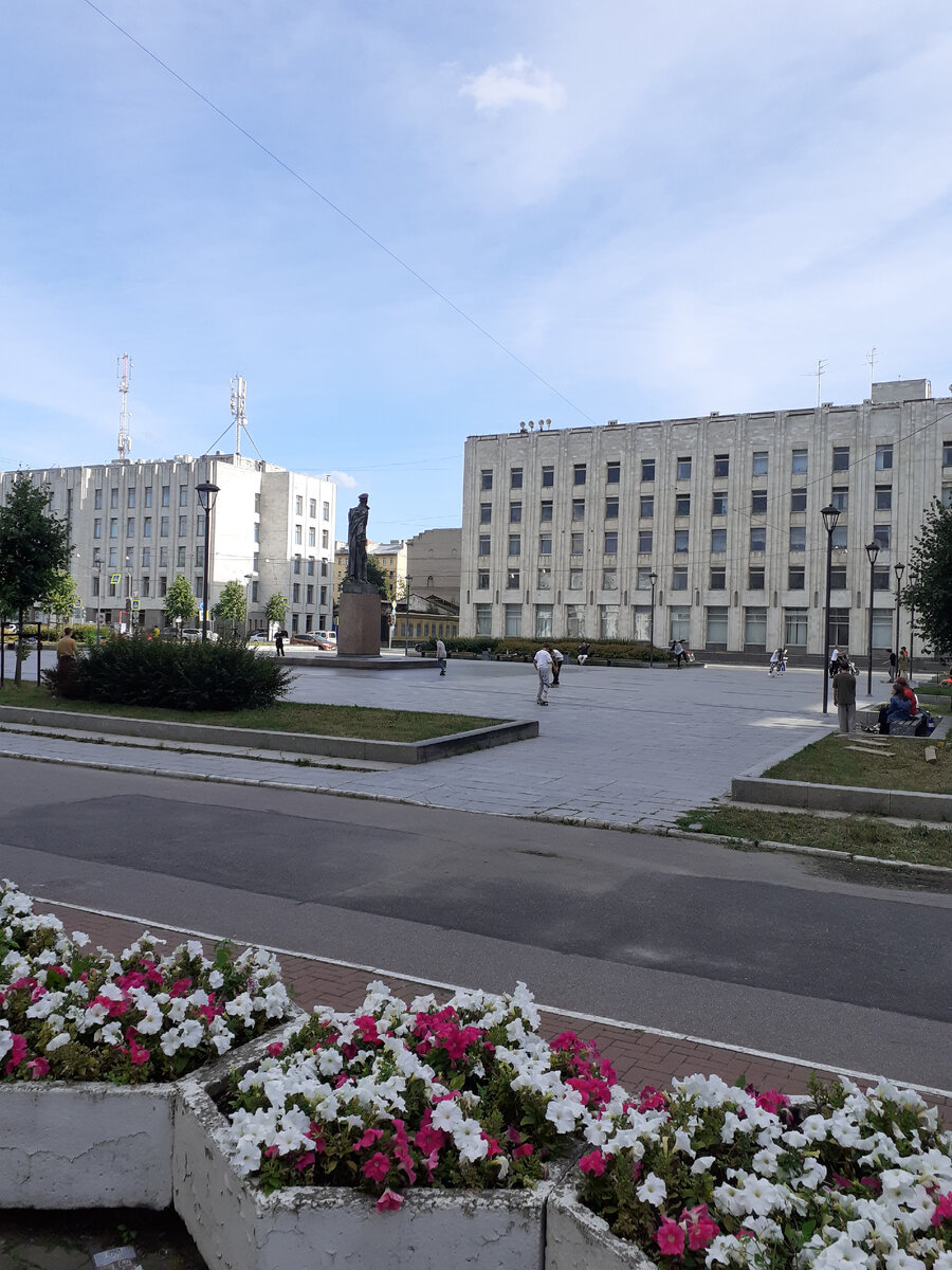 Площадь с памятником Дзержинскому Ф.Э на Шпалерной улице.