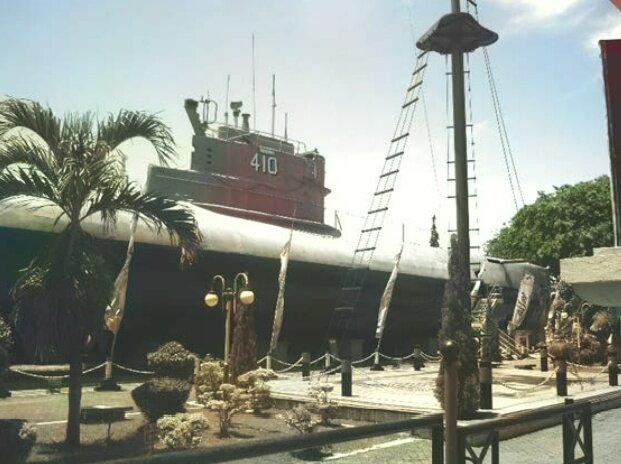 Подводная лодка проекта 613, установленная в качестве музея в индонезийском порту Сурабайя. Находясь в составе ВМС Индонезии, носила имя «Pasopati»
