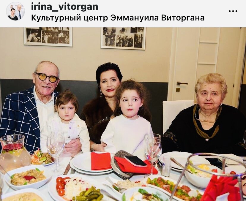 Справа - мама Ирины. Скрин автора из открытого источника Инстаграм
