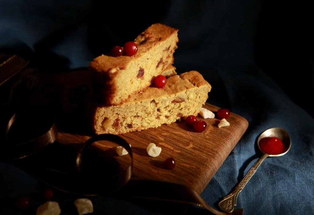 Безглютеновый кекс с пюре клюквы, орехами и капелькой мёда от гедонистки Даши @wellness_hedonism Третьяковой. Иммунитет - это не только орешки и клюква, но и антистресс. Субботнее утро должно быть добрым и ароматным.