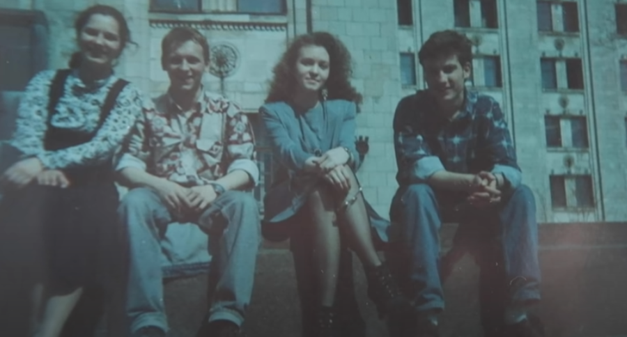 Ирина третья слева. Фото из семейного архива. Скриншот из YouTube-канала.