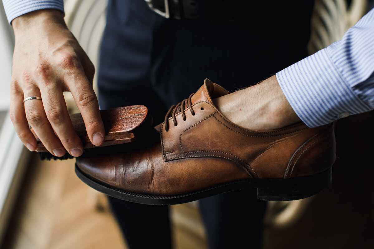 Как домашними и специальными средствами восстановить замшевую обувь?