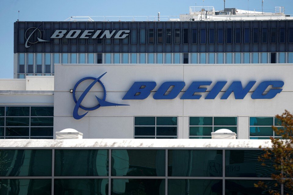     Boeing прекратил техническую поддержку самолетов на территории России и закупку титана из страны  REUTERS