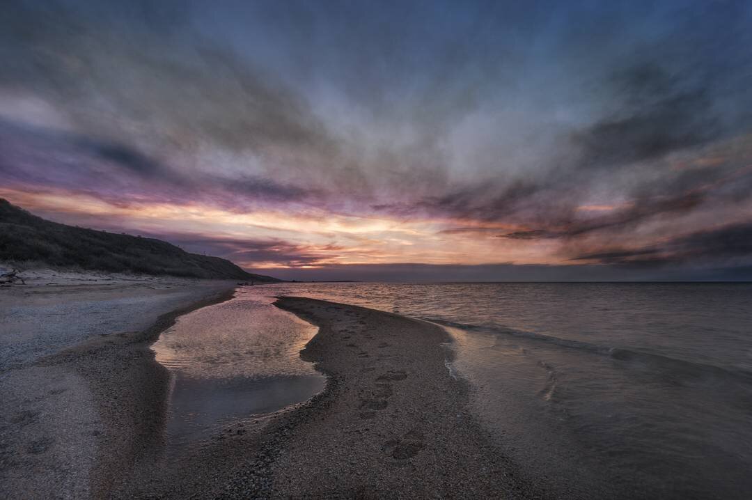Дикий пляж Азовского моря в закатном свете