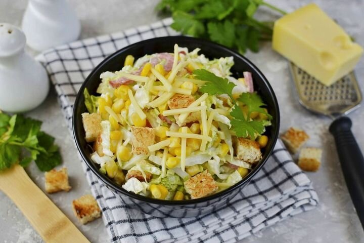 Салат с пекинской капустой, колбасой и сухариками - 13 пошаговых фото в рецепте