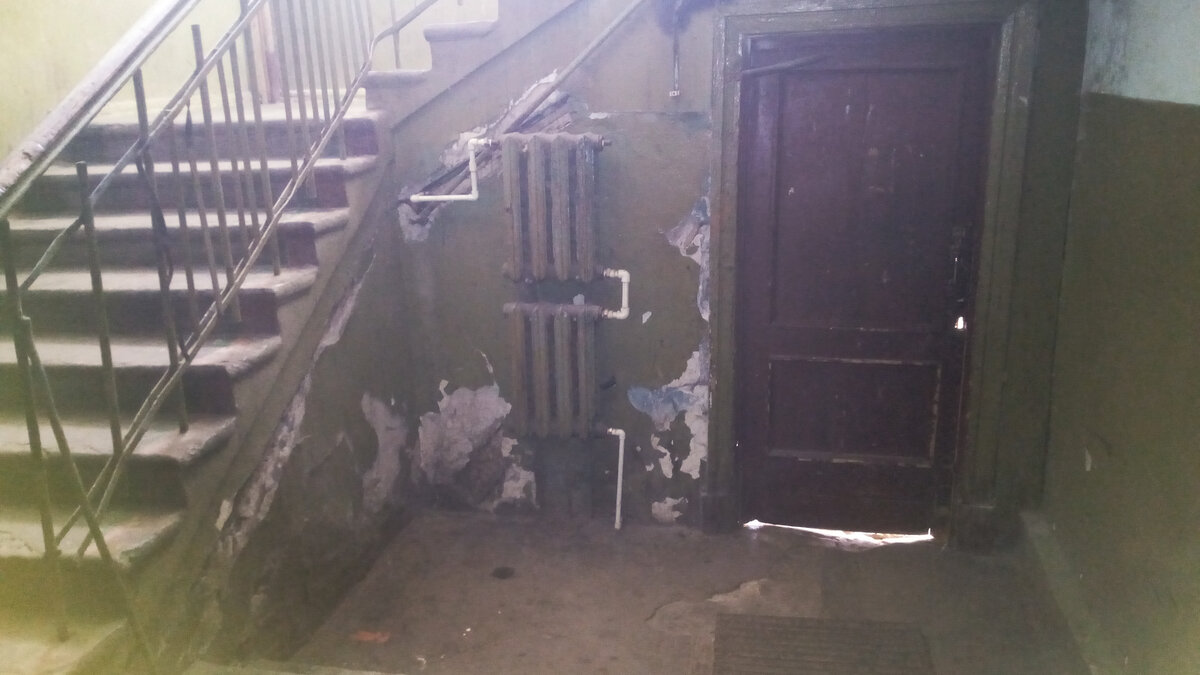 Подъезд изнутри и лестница на второй этаж