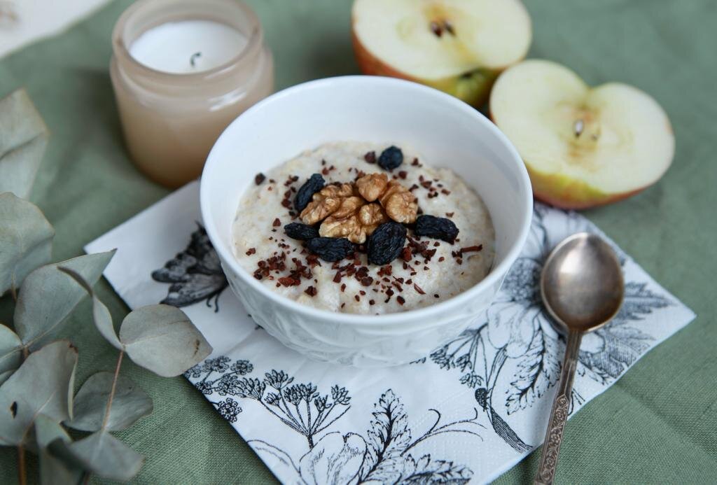 Полезная овсянка от Даши Третьяковой: геркулес, изюм, какао-бобы, грецкий орех. 
