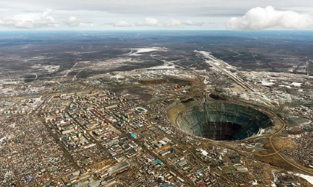 fotostrana.ru. Фото с Яндекса. Карьер трубки "Мир".