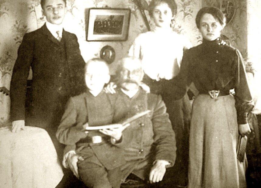С. А Укше с  родными: братьями, отцом и сестрой.