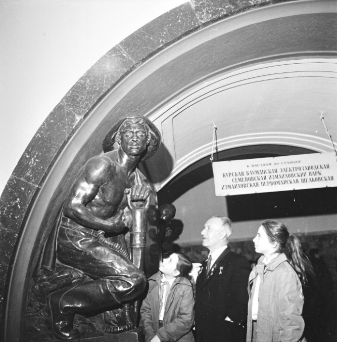 Н. Феноменов, в годы войны сапер в 1-й гвардейской Московской мотострелковой дивизии, после войны Герой Социалистического труда, на станции метро "Площадь Революции".