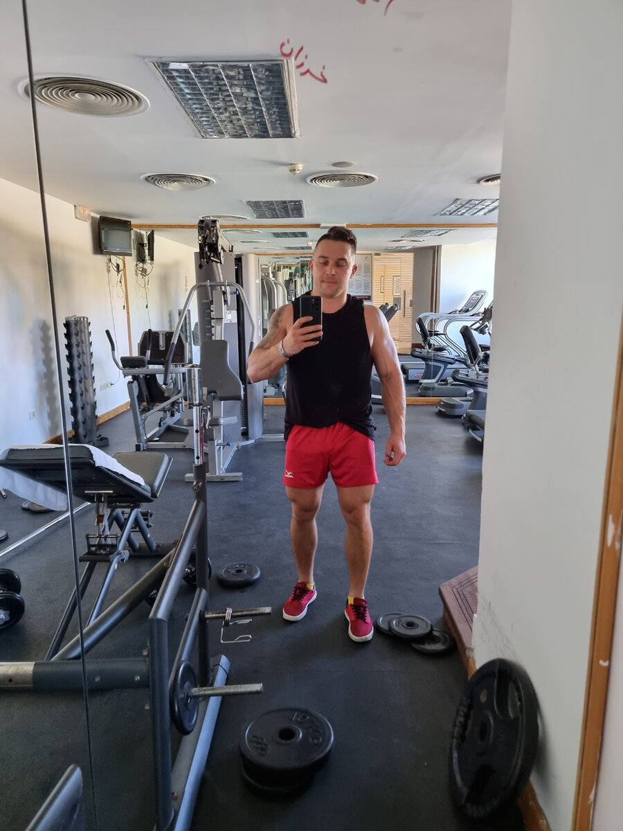 Селфи в зеркале сделал, в зале побывал)